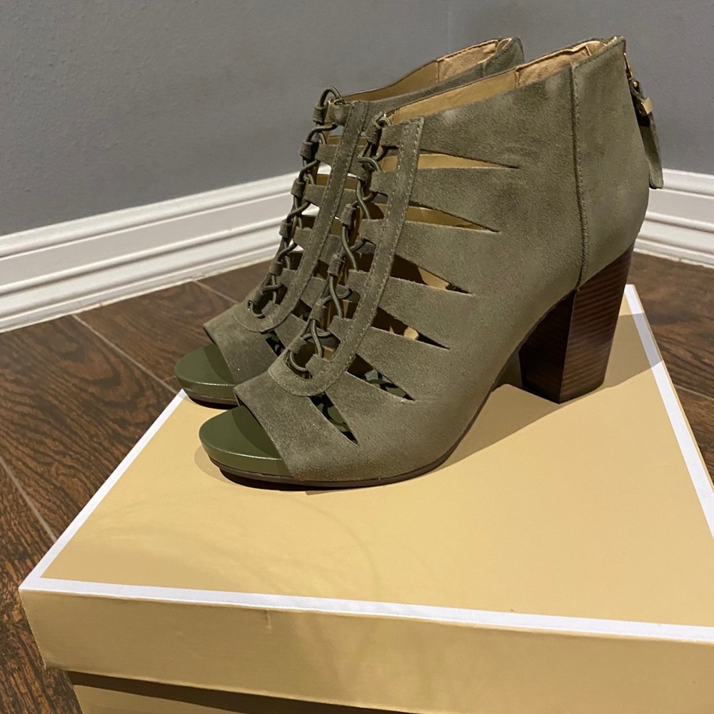 MK Elsie Mid suede olive green heels size 7.5 NWB